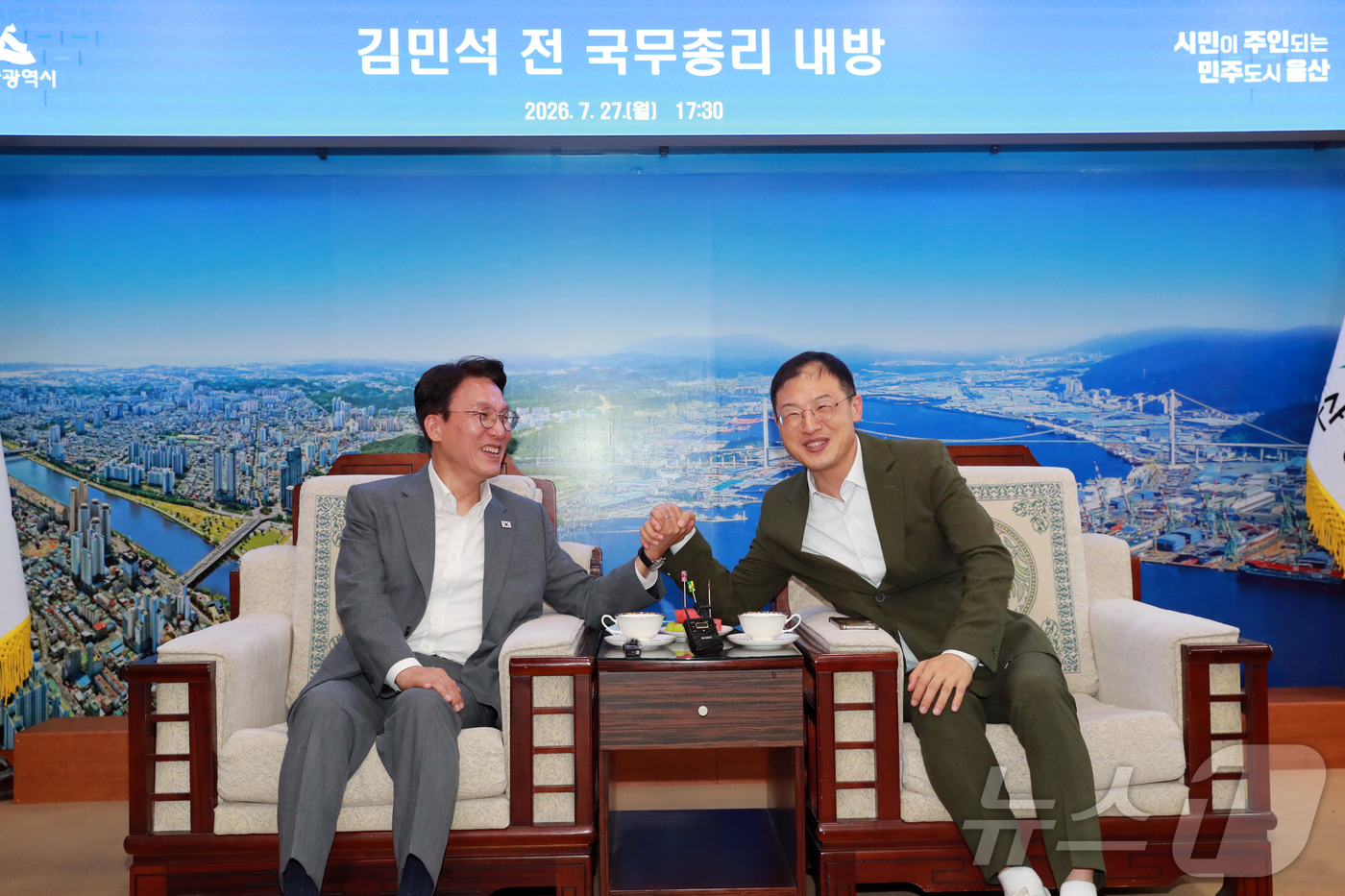 (울산=뉴스1) = 국무총리를 지낸 김민석 더불어민주당 당 대표 후보(왼쪽)가 27일 오후 울산시청을 방문해 김상욱 울산시장과 대화를 나누고 있다.(울산시청 제공. 재판매 및 DB …