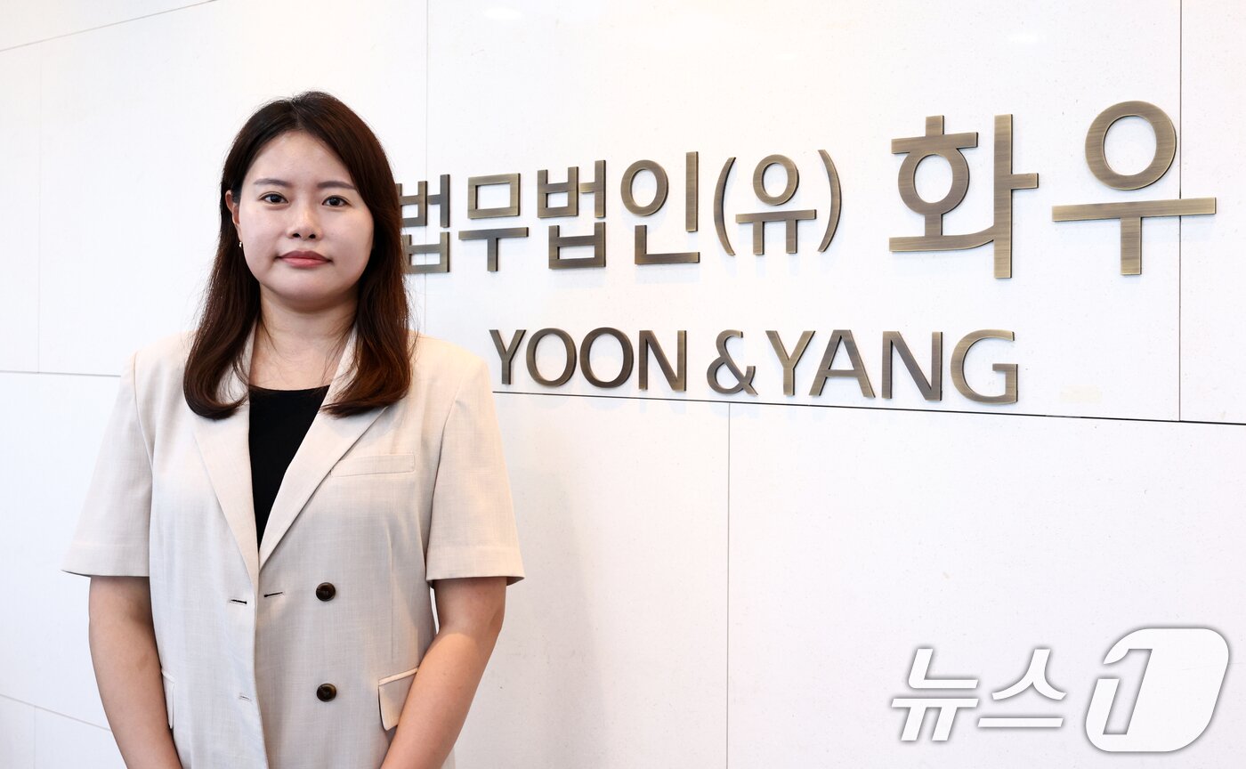 본문 이미지 - 정지민 화우공익재단 변호사가 27일 서울 강남구 법무법인 화우 사무실에서 뉴스1과 인터뷰에 앞서 포즈를 취하고 있다. 2026.7.27 ⓒ 뉴스1 최지환 기자