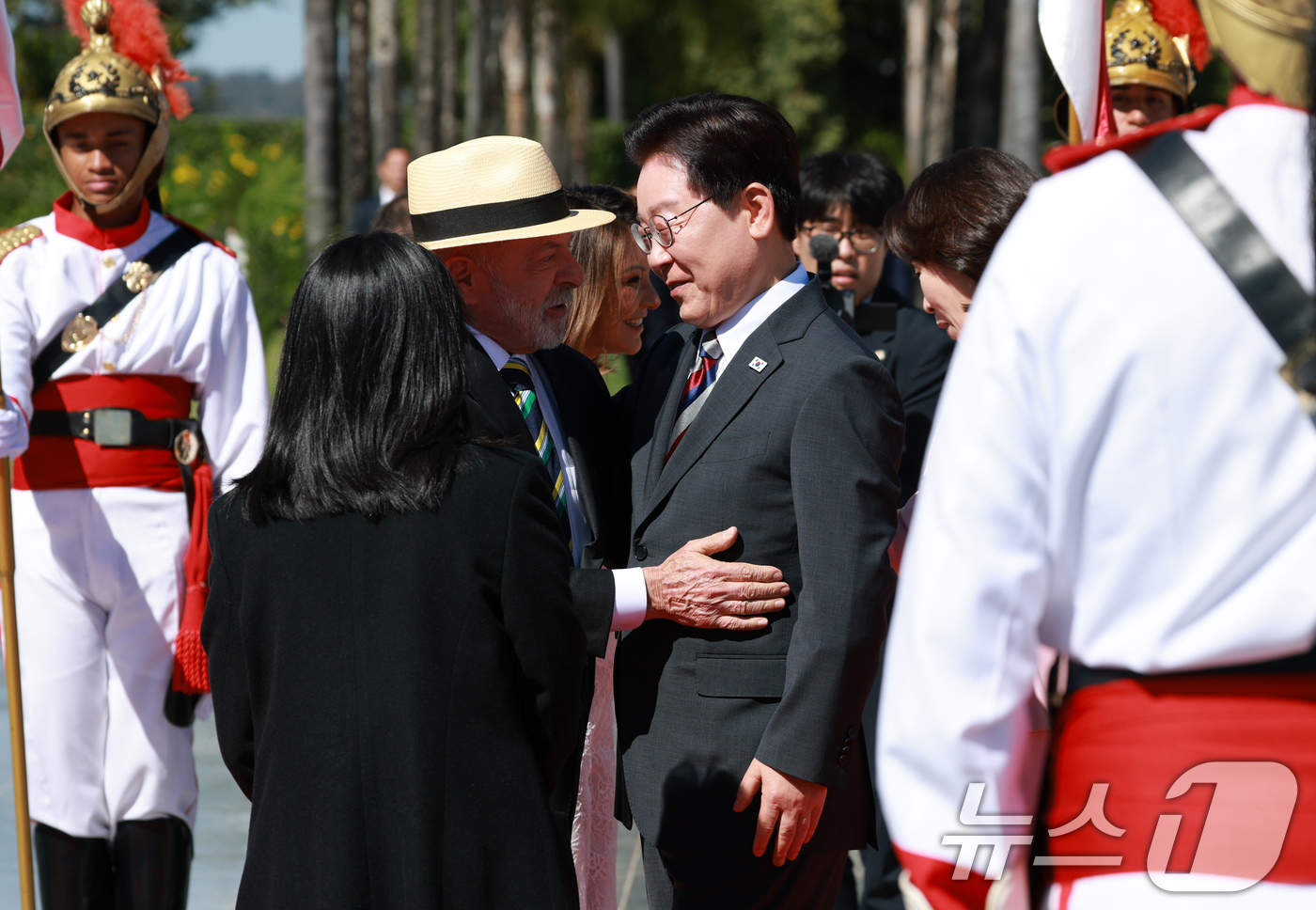 (브라질리아=뉴스1) 허경 기자 = 이재명 대통령이 27일(현지시간) 브라질 대통령관저에서 열린 공식 환영식에서 루이스 이나시우 룰라 다 시우바 대통령과 인사를 나누고 있다. 20 …