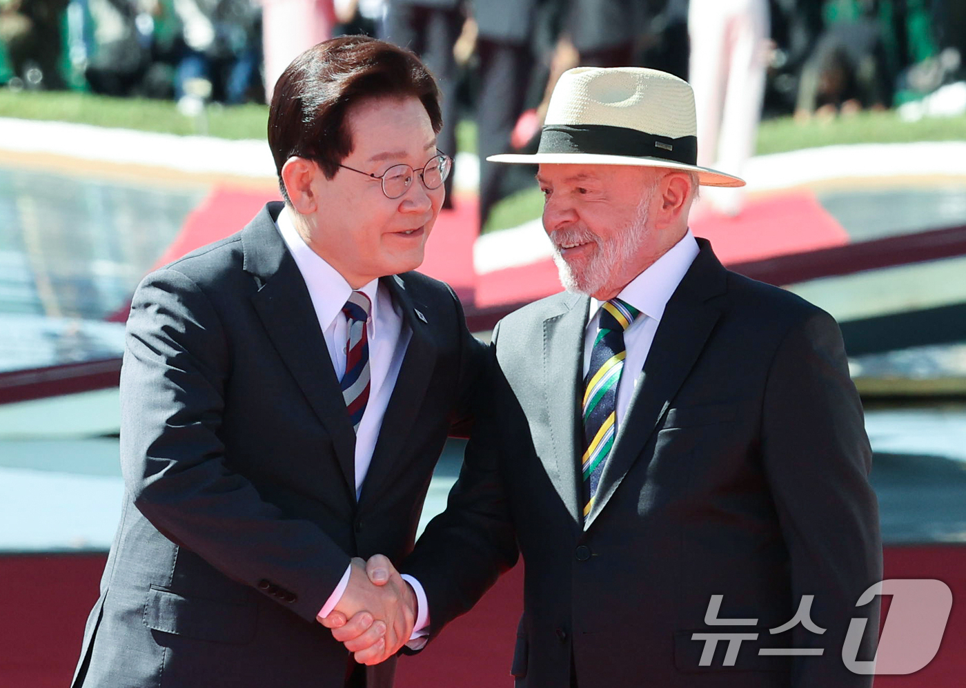 (브라질리아=뉴스1) 허경 기자 = 이재명 대통령이 27일(현지시간) 브라질 대통령관저에서 열린 공식 환영식에서 루이스 이나시우 룰라 다 시우바 대통령과 인사를 나누고 있다. 20 …