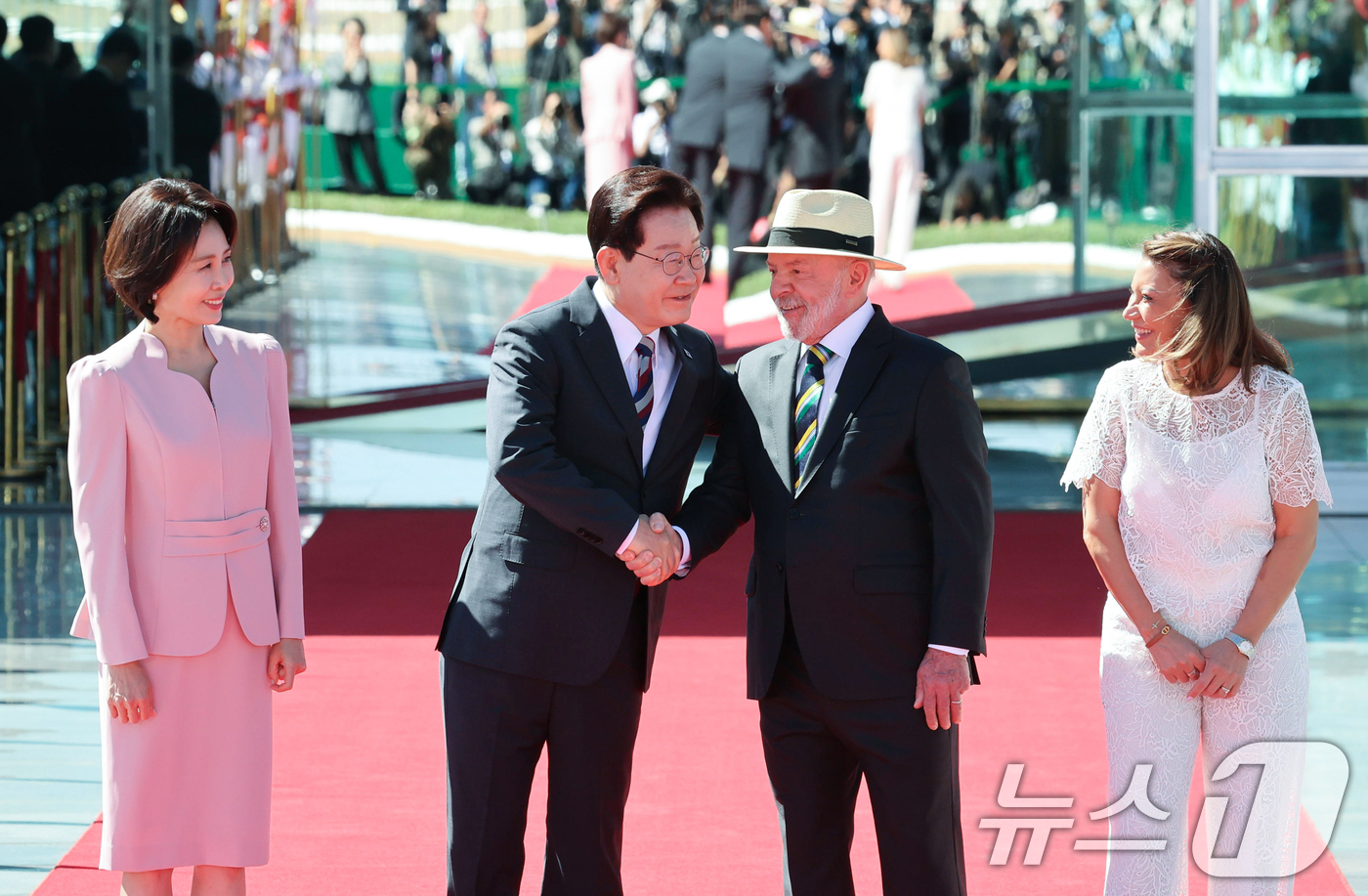 (브라질리아=뉴스1) 허경 기자 = 이재명 대통령이 27일(현지시간) 브라질 대통령관저에서 열린 공식 환영식에서 루이스 이나시우 룰라 다 시우바 대통령과 인사를 나누고 있다. 20 …