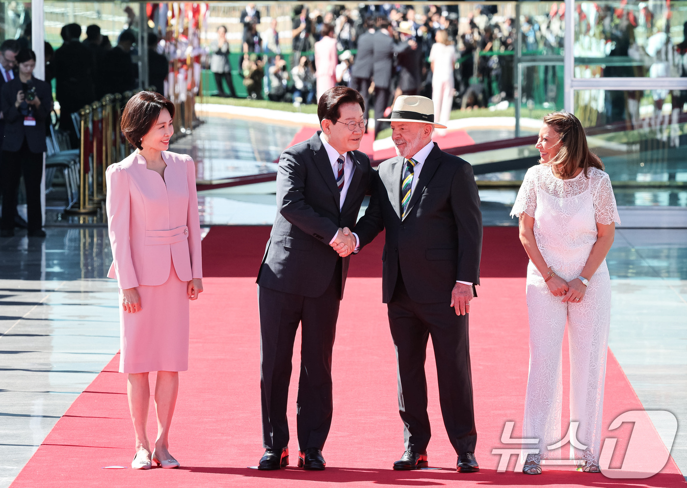 (브라질리아=뉴스1) 허경 기자 = 이재명 대통령이 27일(현지시간) 브라질 대통령관저에서 열린 공식 환영식에서 루이스 이나시우 룰라 다 시우바 대통령과 인사를 나누고 있다. 20 …