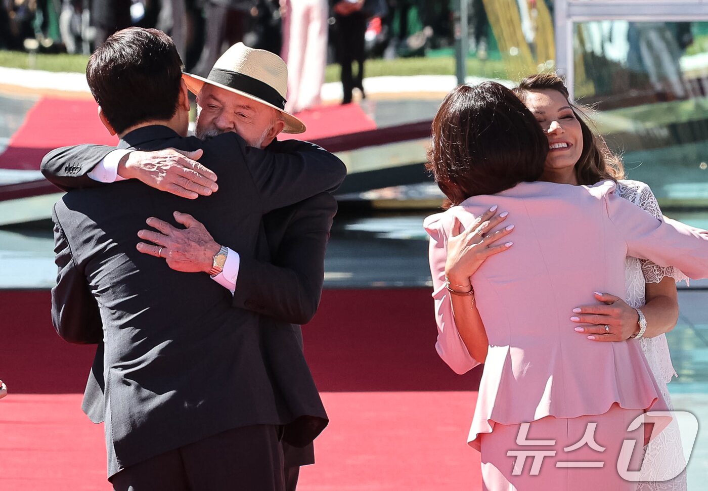 본문 이미지 - 이재명 대통령이 27일(현지시간) 브라질 대통령관저에서 열린 공식 환영식에서 루이스 이나시우 룰라 다 시우바 대통령과 인사를 나누고 있다. 2026.7.27 ⓒ 뉴스1 허경 기자