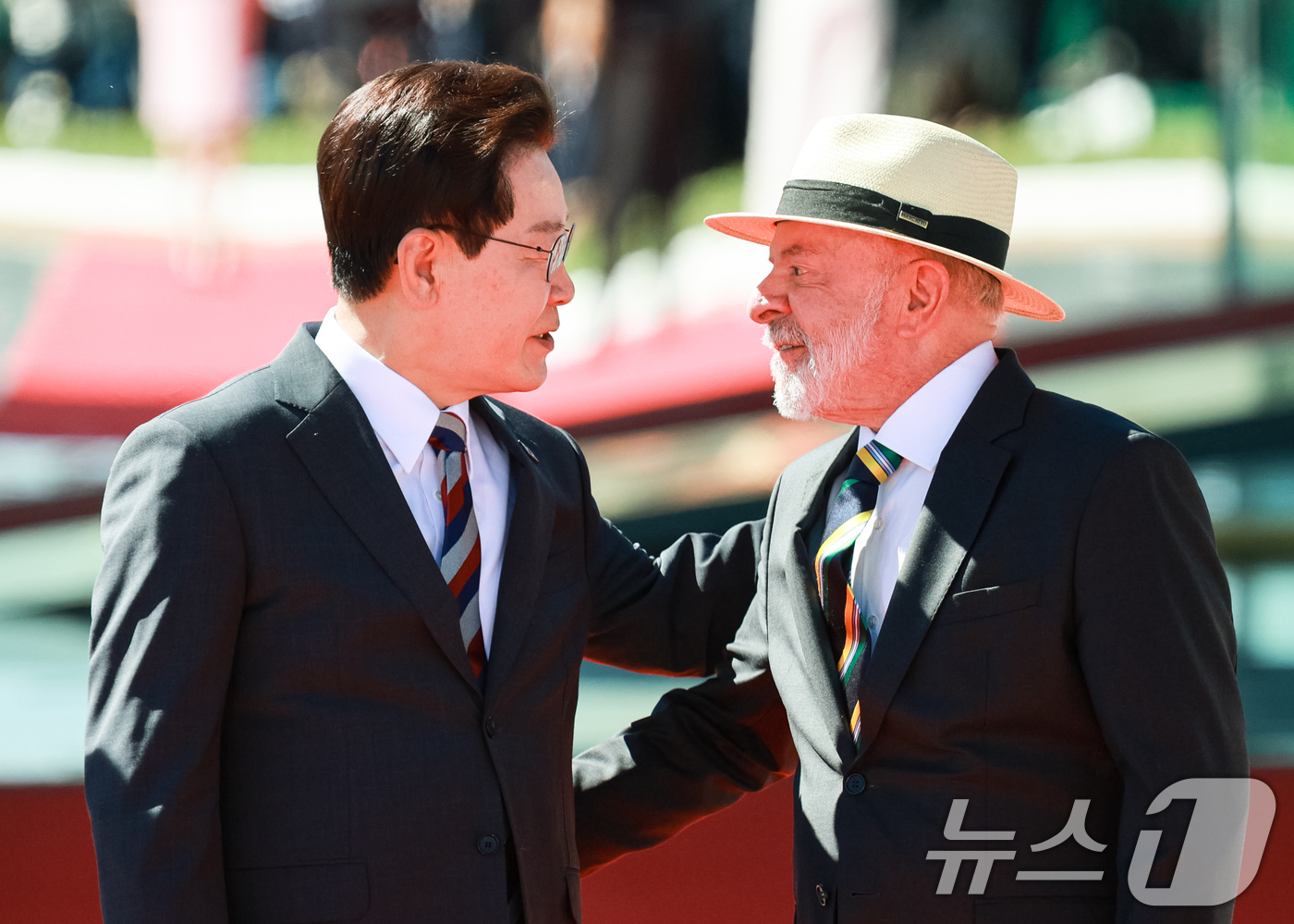 (브라질리아=뉴스1) 허경 기자 = 이재명 대통령이 27일(현지시간) 브라질 대통령관저에서 열린 공식 환영식에서 루이스 이나시우 룰라 다 시우바 대통령과 대화를 하고 있다. 202 …
