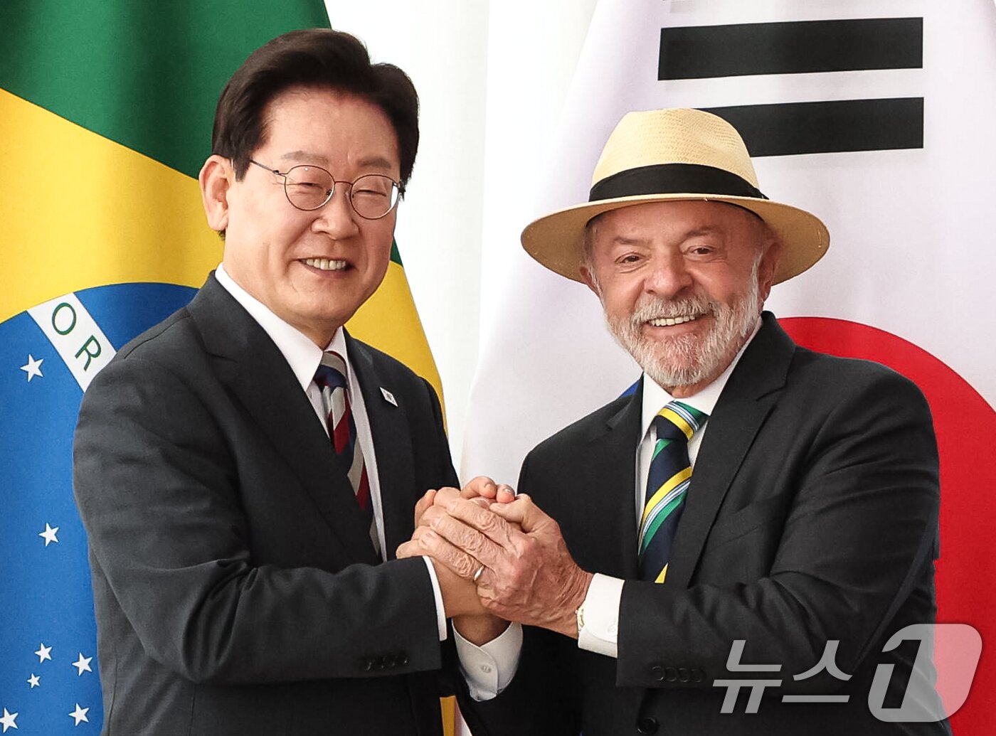 본문 이미지 - 이재명 대통령과 루이스 이나시우 룰라 다 시우바 브라질 대통령이 27일(현지시간) 브라질 대통령관저에서 열린 확대 회담에 앞서 인사를 나누고 있다. 2026.7.28 ⓒ 뉴스1 허경 기자