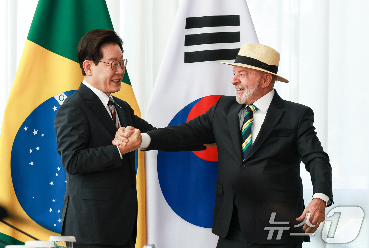 (브라질리아=뉴스1) 허경 기자 = 이재명 대통령과 루이스 이나시우 룰라 다 시우바 브라질 대통령이 27일(현지시간) 브라질 대통령관저에서 열린 확대 회담에 앞서 인사를 나누고 있 …