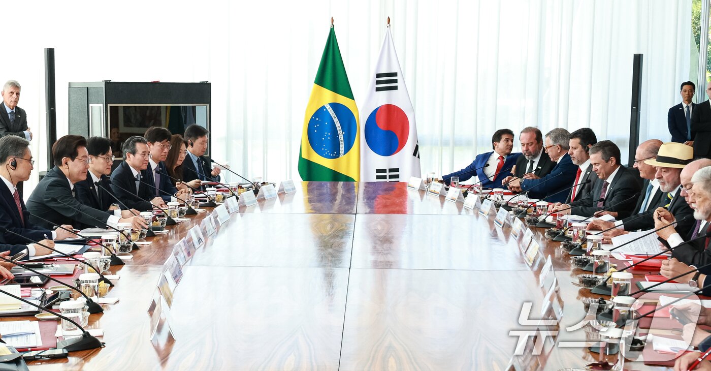 본문 이미지 - 이재명 대통령과 루이스 이나시우 룰라 다 시우바 브라질 대통령이 27일(현지시간) 브라질 대통령관저에서 확대 회담을 하고 있다. 2026.7.28 ⓒ 뉴스1 허경 기자
