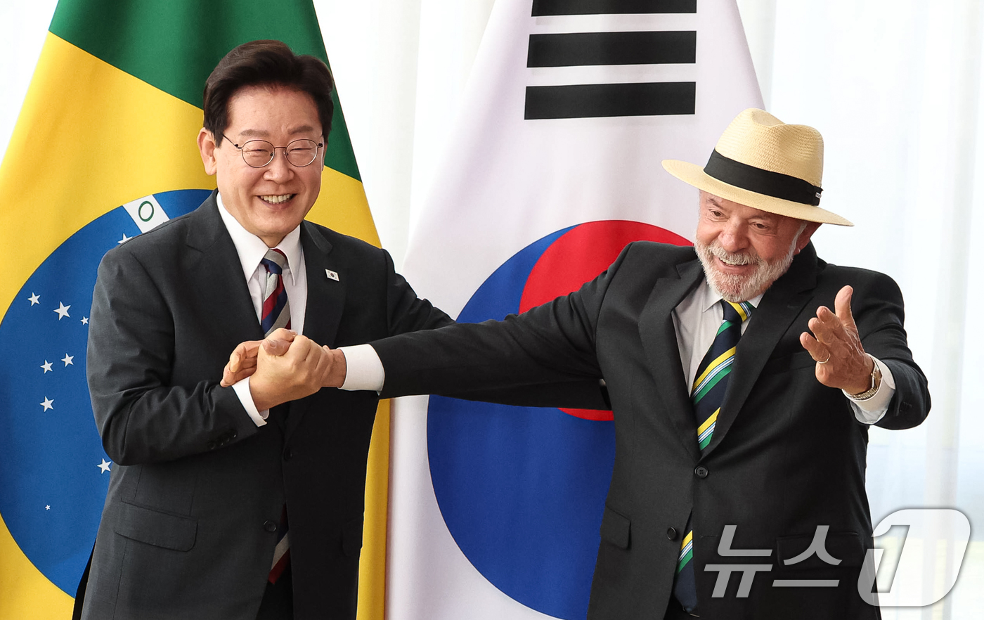 (브라질리아=뉴스1) 허경 기자 = 이재명 대통령과 루이스 이나시우 룰라 다 시우바 브라질 대통령이 27일(현지시간) 브라질 대통령관저에서 열린 확대 회담에 앞서 인사를 나누고 있 …