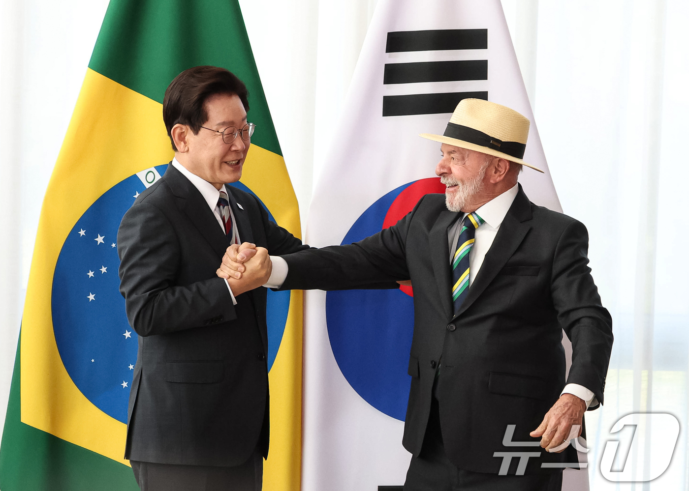 (브라질리아=뉴스1) 허경 기자 = 이재명 대통령과 루이스 이나시우 룰라 다 시우바 브라질 대통령이 27일(현지시간) 브라질 대통령관저에서 열린 확대 회담에 앞서 인사를 나누고 있 …