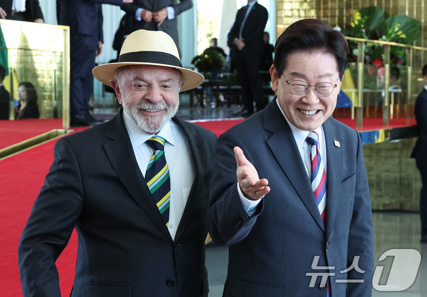 (브라질리아=뉴스1) 허경 기자 = 이재명 대통령과 루이스 이나시우 룰라 다 시우바 브라질 대통령이 27일(현지시간) 브라질 대통령관저에서 열린 양해각서 서명식에 입장하고 있다. …