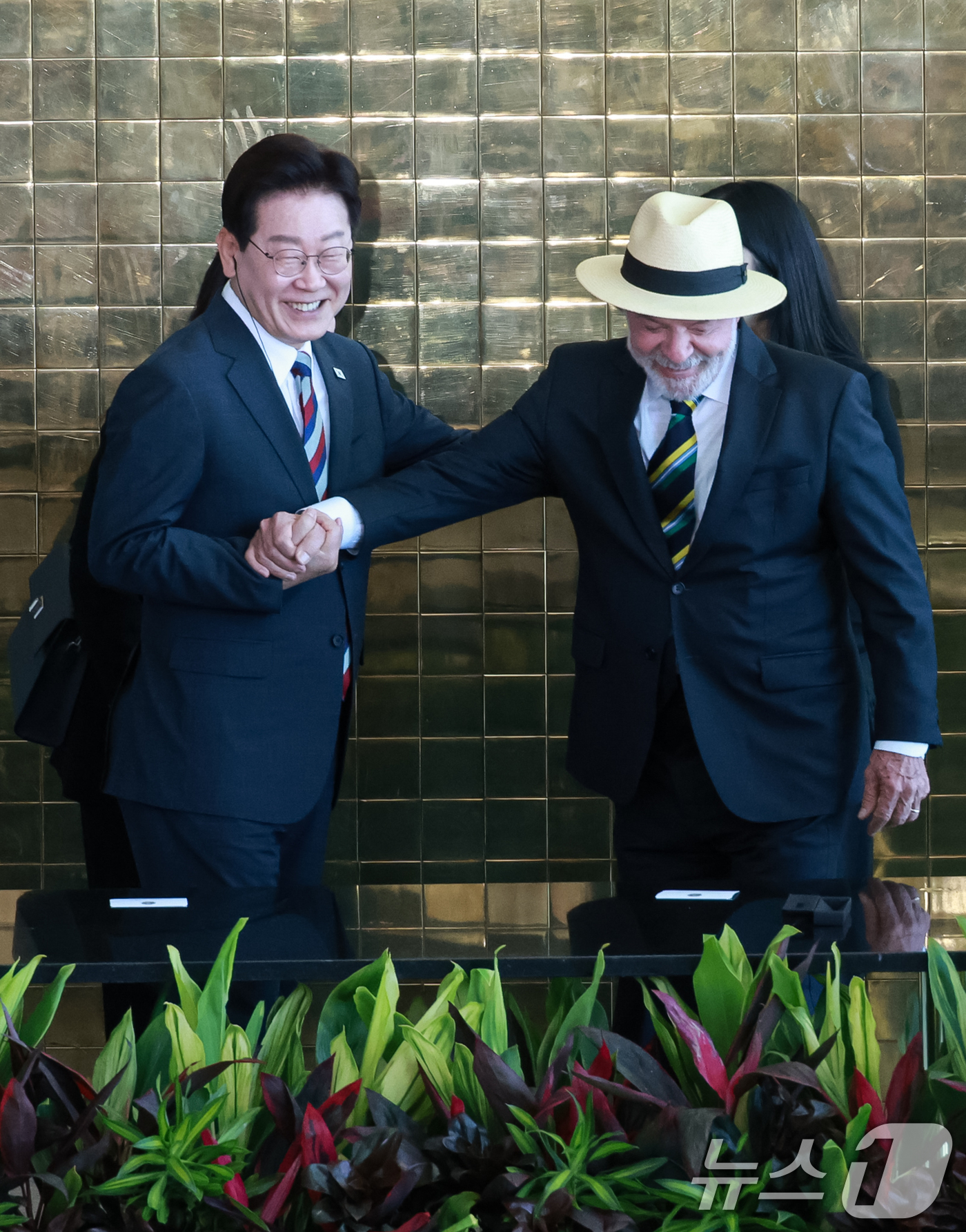 (브라질리아=뉴스1) 허경 기자 = 이재명 대통령과 루이스 이나시우 룰라 다 시우바 브라질 대통령이 27일(현지시간) 브라질 대통령관저에서 열린 양해각서 서명식에서 대화를 하고 있 …