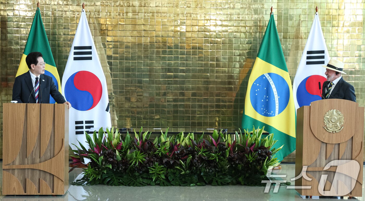 본문 이미지 - 이재명 대통령과 루이스 이나시우 룰라 다 시우바 브라질 대통령이 27일(현지시간) 브라질 대통령관저에서 공동언론발표를 하고 있다. 2026.7.28 ⓒ 뉴스1 허경 기자