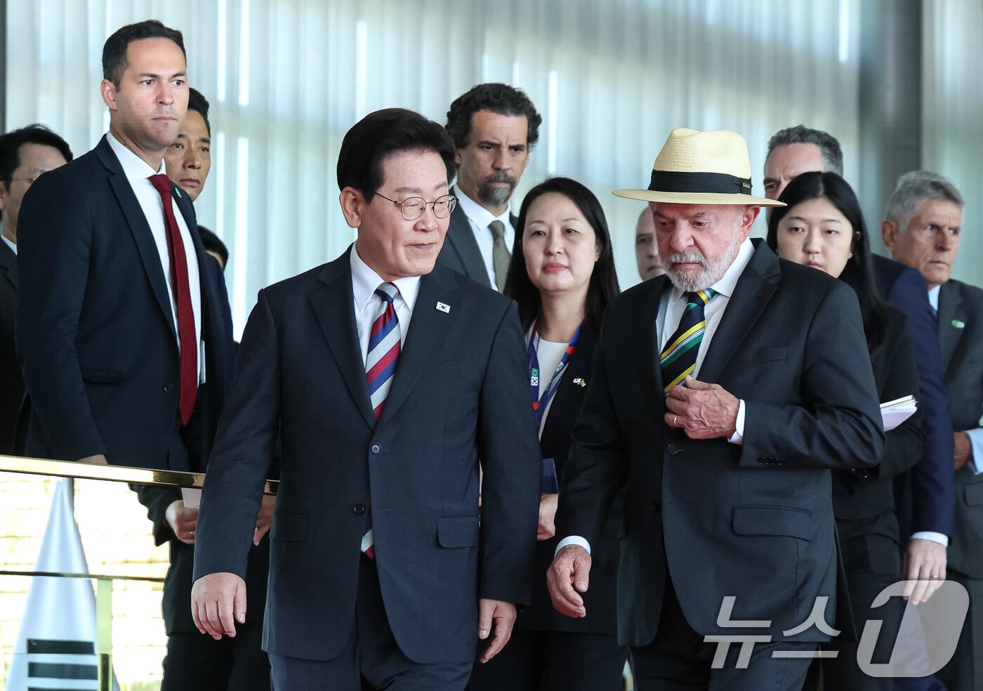 본문 이미지 - 이재명 대통령과 루이스 이나시우 룰라 다 시우바 브라질 대통령이 27일(현지시간) 브라질 대통령관저에서 열린 양해각서 서명식에 입장하고 있다. 2026.7.28 ⓒ 뉴스1 허경 기자