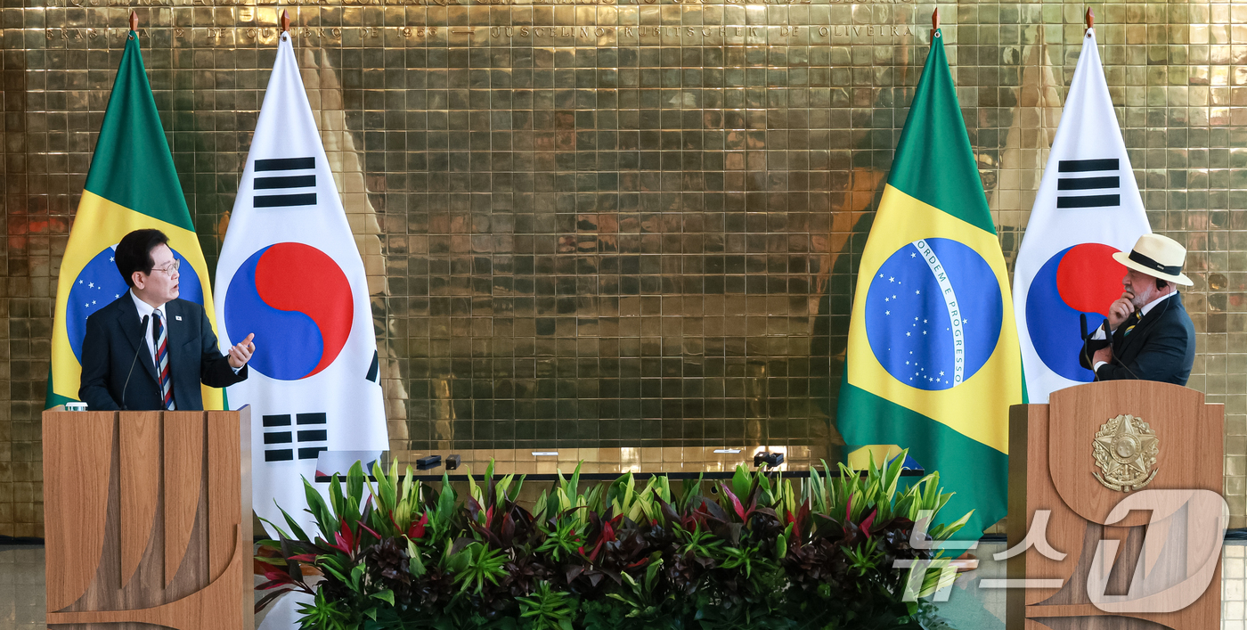 (브라질리아=뉴스1) 허경 기자 = 이재명 대통령과 루이스 이나시우 룰라 다 시우바 브라질 대통령이 27일(현지시간) 브라질 대통령관저에서 공동언론발표를 하고 있다. 2026.7. …