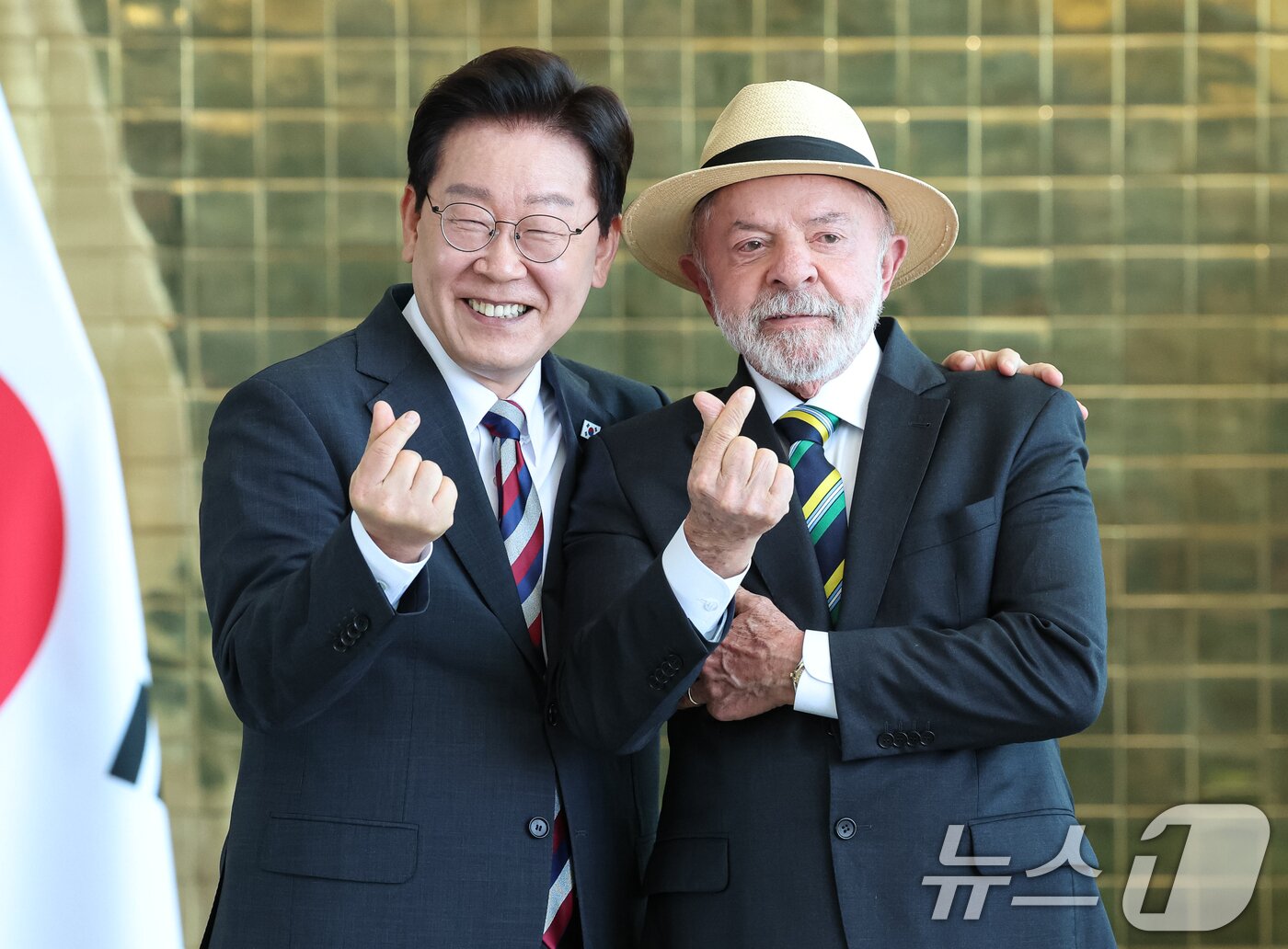 본문 이미지 - 이재명 대통령과 루이스 이나시우 룰라 다 시우바 브라질 대통령이 27일(현지시간) 브라질 대통령관저에서 공동언론발표를 마친 후 손하트를 만들어 보이고 있다. 2026.7.28 ⓒ 뉴스1 허경 기자