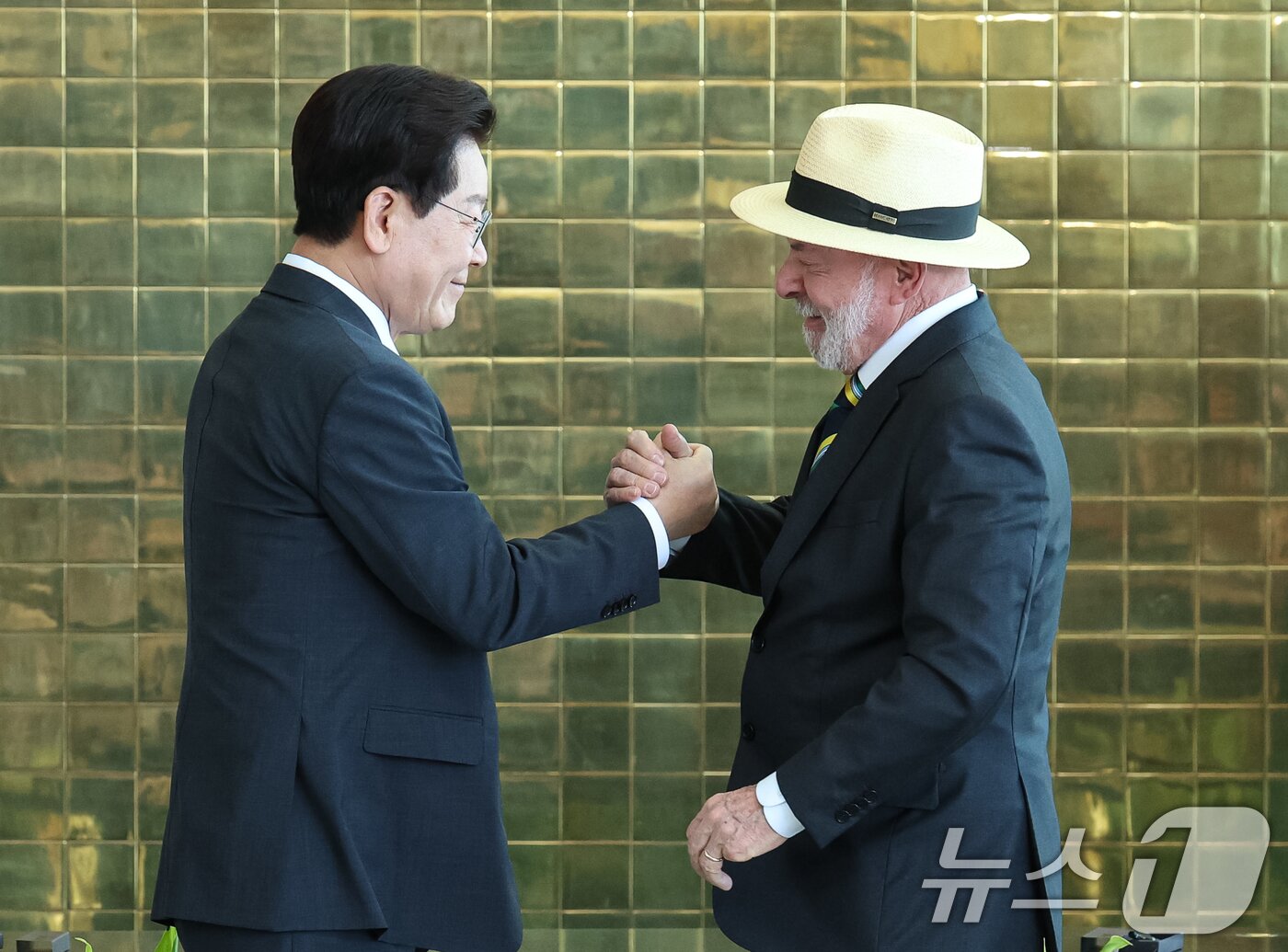 본문 이미지 - 이재명 대통령과 루이스 이나시우 룰라 다 시우바 브라질 대통령이 27일(현지시간) 브라질 대통령관저에서 공동언론발표를 마친 후 인사하고 있다. 2026.7.28 ⓒ 뉴스1 허경 기자