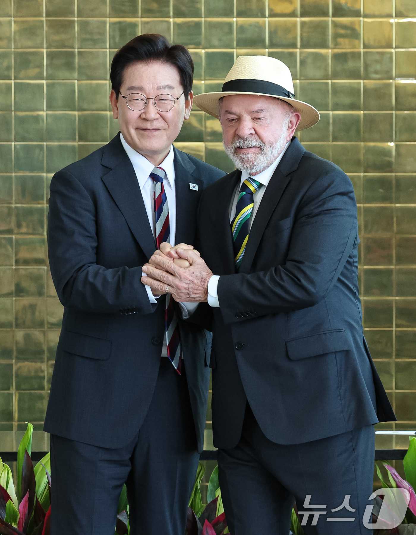 (브라질리아=뉴스1) 허경 기자 = 이재명 대통령과 루이스 이나시우 룰라 다 시우바 브라질 대통령이 27일(현지시간) 브라질 대통령관저에서 공동언론발표를 마친 후 인사하고 있다. …