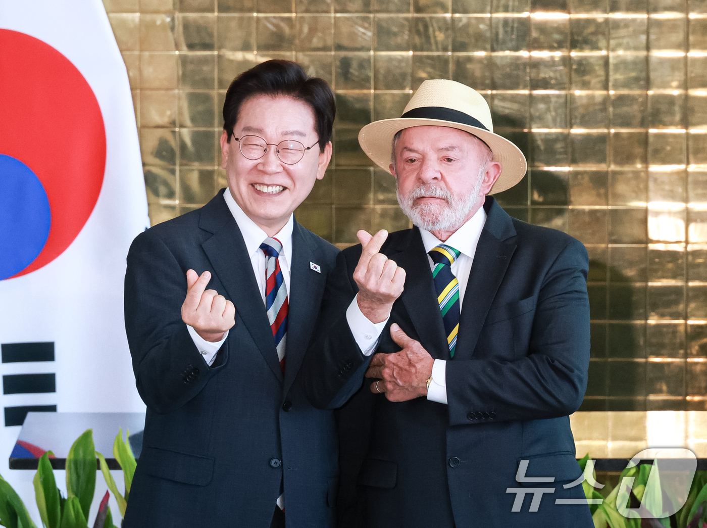 (브라질리아=뉴스1) 허경 기자 = 이재명 대통령과 루이스 이나시우 룰라 다 시우바 브라질 대통령이 27일(현지시간) 브라질 대통령관저에서 공동언론발표를 마친 후 손하트를 만들어 …