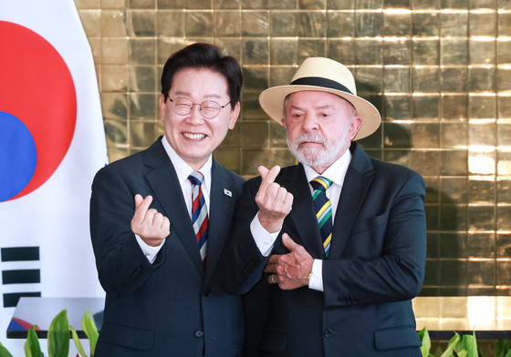 포옹·팔짱에 손하트…소년공 출신 한-브라질 정상 '브로맨스 케미'