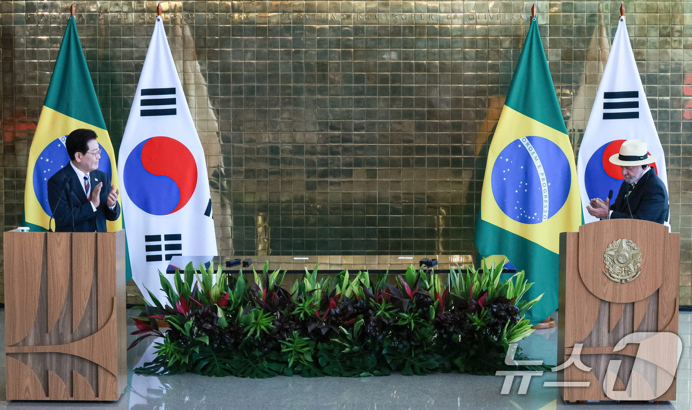 (브라질리아=뉴스1) 허경 기자 = 이재명 대통령과 루이스 이나시우 룰라 다 시우바 브라질 대통령이 27일(현지시간) 브라질 대통령관저에서 공동언론발표를 하고 있다. 2026.7. …