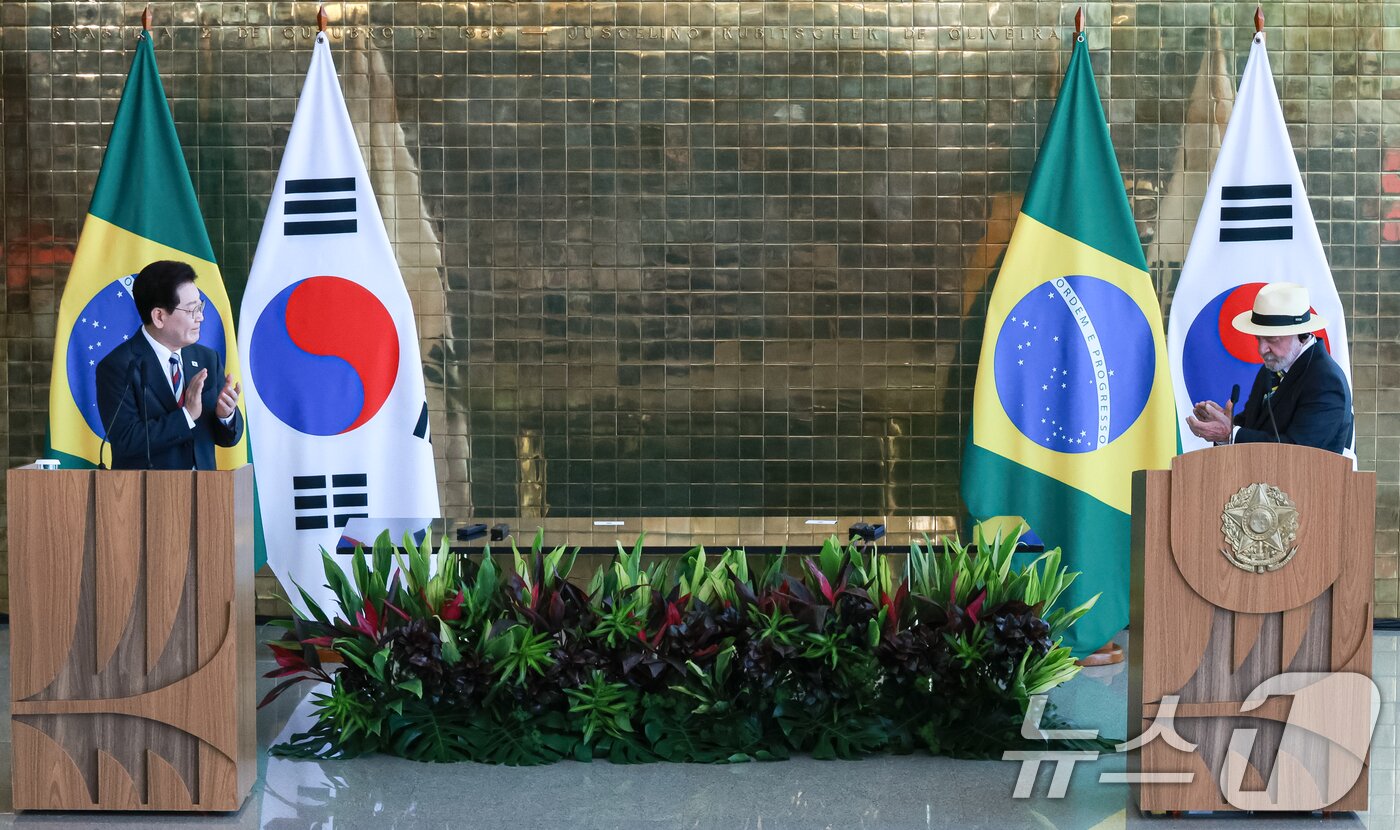 본문 이미지 - 이재명 대통령과 루이스 이나시우 룰라 다 시우바 브라질 대통령이 27일(현지시간) 브라질 대통령관저에서 공동언론발표를 하고 있다. 2026.7.28 ⓒ 뉴스1 허경 기자