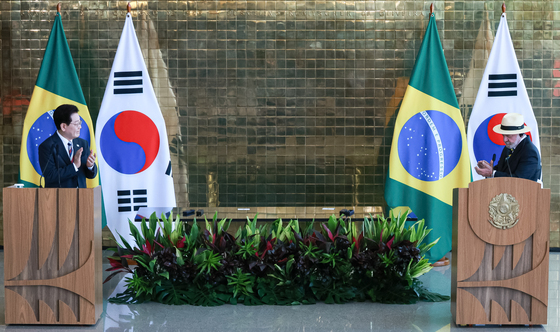 공동언론발표 마친 후 박수 치는 이재명 대통령