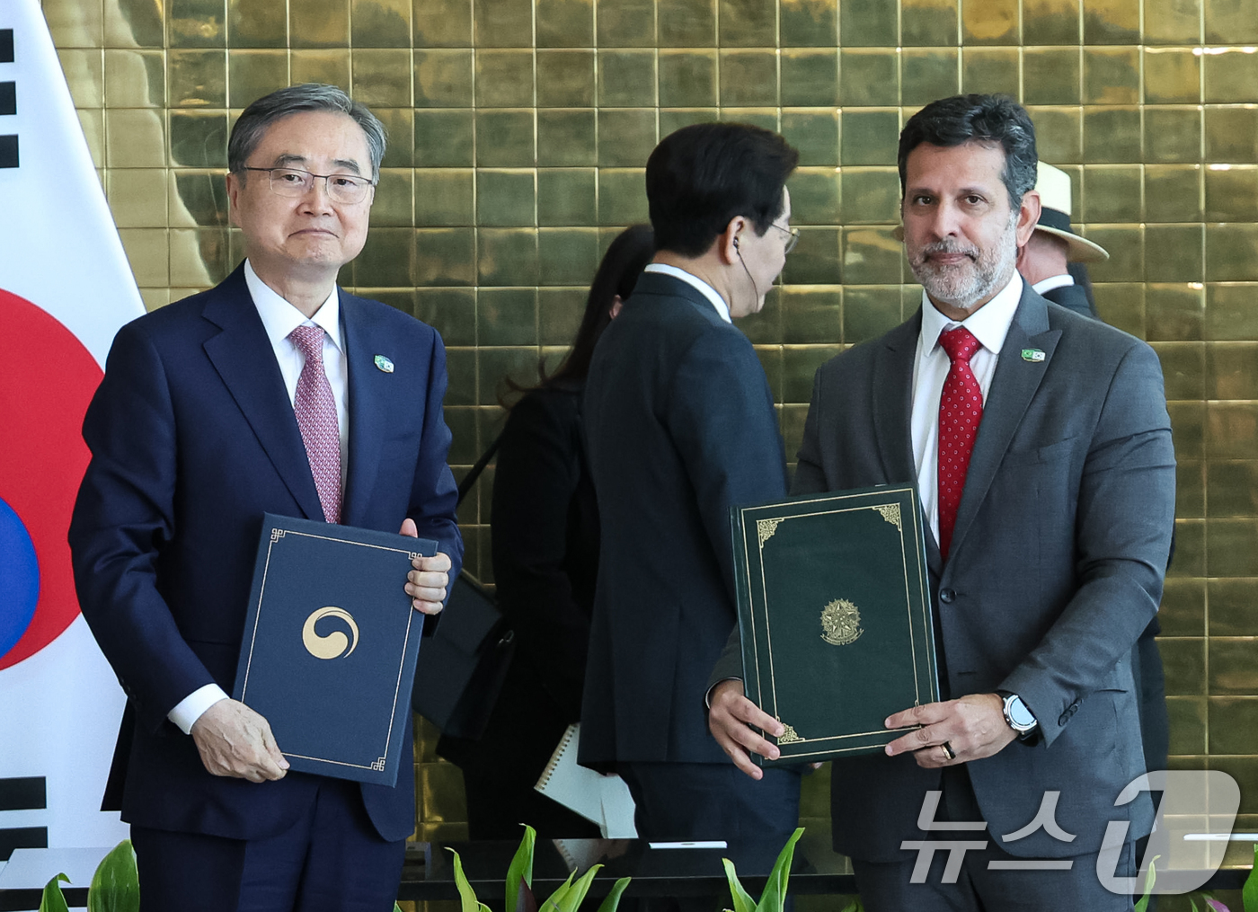 (브라질리아=뉴스1) 허경 기자 = 조현 외교부 장관과 레오나르두 바르치니 교육부 장관이 27일(현지시간) 브라질 대통령관저에서 이재명 대통령과 루이스 이나시우 룰라 다 시우바 대 …