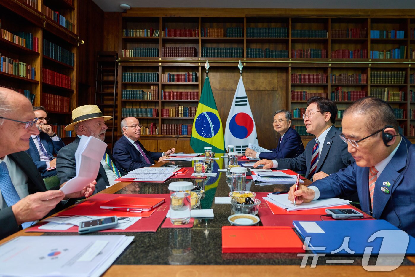 본문 이미지 - 이재명 대통령과 루이스 이나시우 룰라 다 시우바 브라질 대통령이 27일(현지시간) 브라질 대통령관저에서 소인수 회담을 하고 있다. (공동취재) 2026.7.28 ⓒ 뉴스1 허경 기자