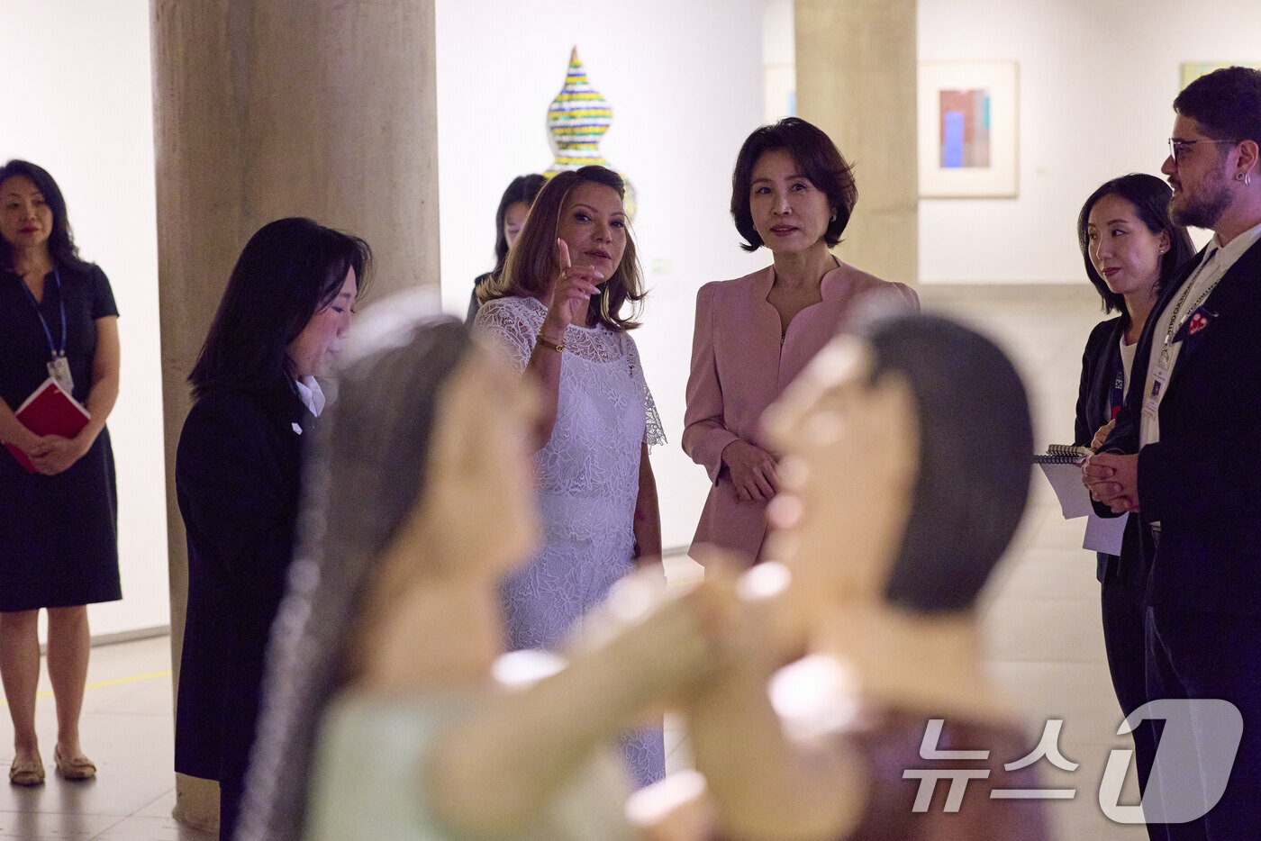 (브라질리아=뉴스1) 허경 기자 = 김혜경 여사와 호잔젤라 다시우바 여사가 27일(현지시간) 브라질 연방회계법원 미술갤러리에서 전시물을 관람하고 있다. (공동취재) 2026.7.2 …