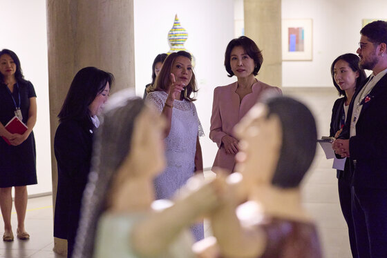 전시물 관람하는 김혜경 여사