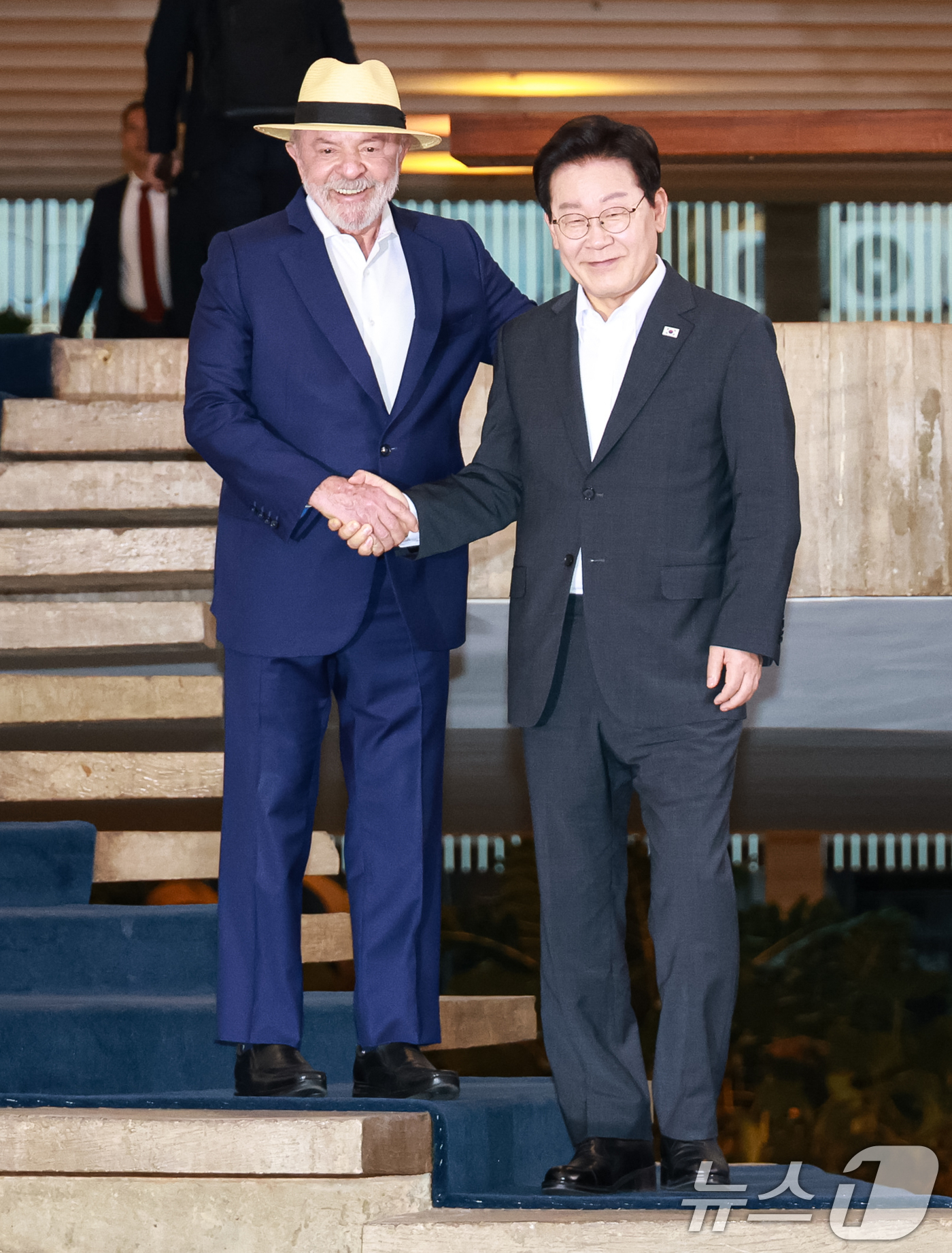 (브라질리아=뉴스1) 허경 기자 = 이재명 대통령과 루이스 이나시우 룰라 다 시우바 대통령이 27일(현지시간) 브라질 외교부궁에서 열린 문화공연 및 리셉션에서 기념촬영을 하고 있다 …