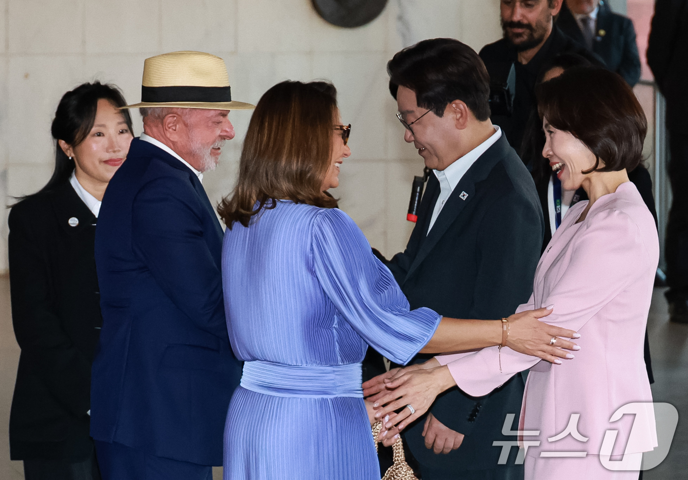 (브라질리아=뉴스1) 허경 기자 = 이재명 대통령과 루이스 이나시우 룰라 다 시우바 대통령, 김혜경 여사, 호잔젤라 다시우바 여사가 27일(현지시간) 브라질 외교부궁에서 열린 문화 …