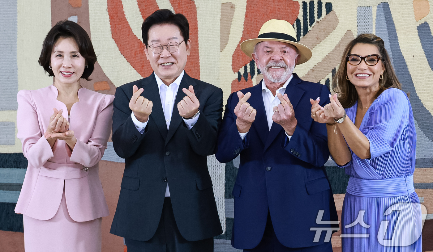 (브라질리아=뉴스1) 허경 기자 = 이재명 대통령과 루이스 이나시우 룰라 다 시우바 대통령, 김혜경 여사, 호잔젤라 다시우바 여사가 27일(현지시간) 브라질 외교부궁에서 열린 문화 …