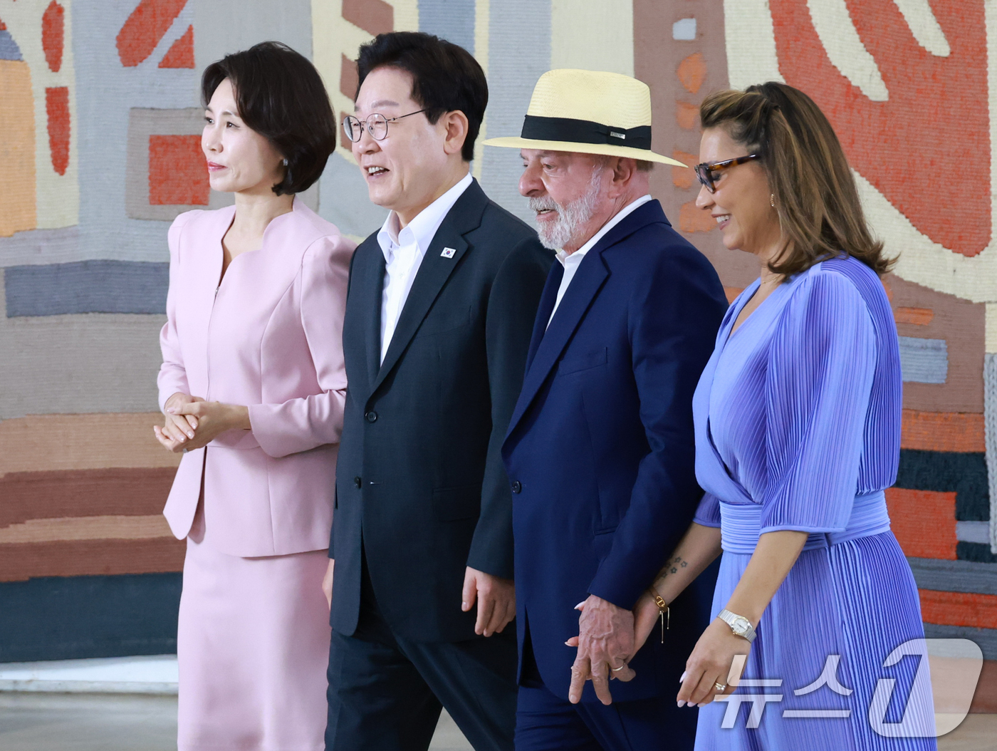 (브라질리아=뉴스1) 허경 기자 = 이재명 대통령과 루이스 이나시우 룰라 다 시우바 대통령, 김혜경 여사, 호잔젤라 다시우바 여사가 27일(현지시간) 브라질 외교부궁에서 열린 문화 …