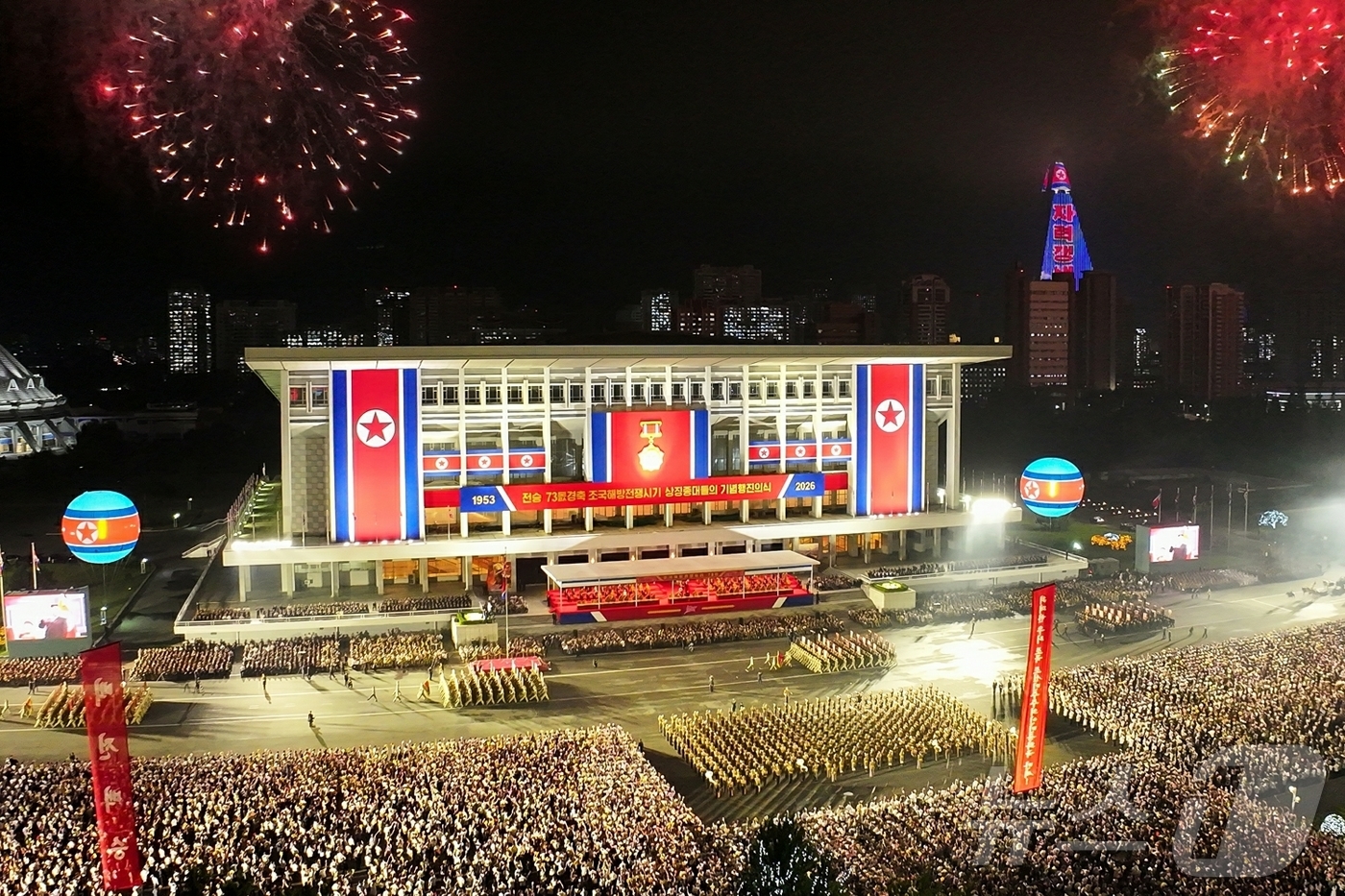 (평양 노동신문=뉴스1) = 북한 노동당 기관지 노동신문은 28일 "전승 73돌 경축 조국해방전쟁 시기 상징종대들의 기념행진 의식이 27일 저녁 수도 평양에서 진행됐다"라고 보도했 …