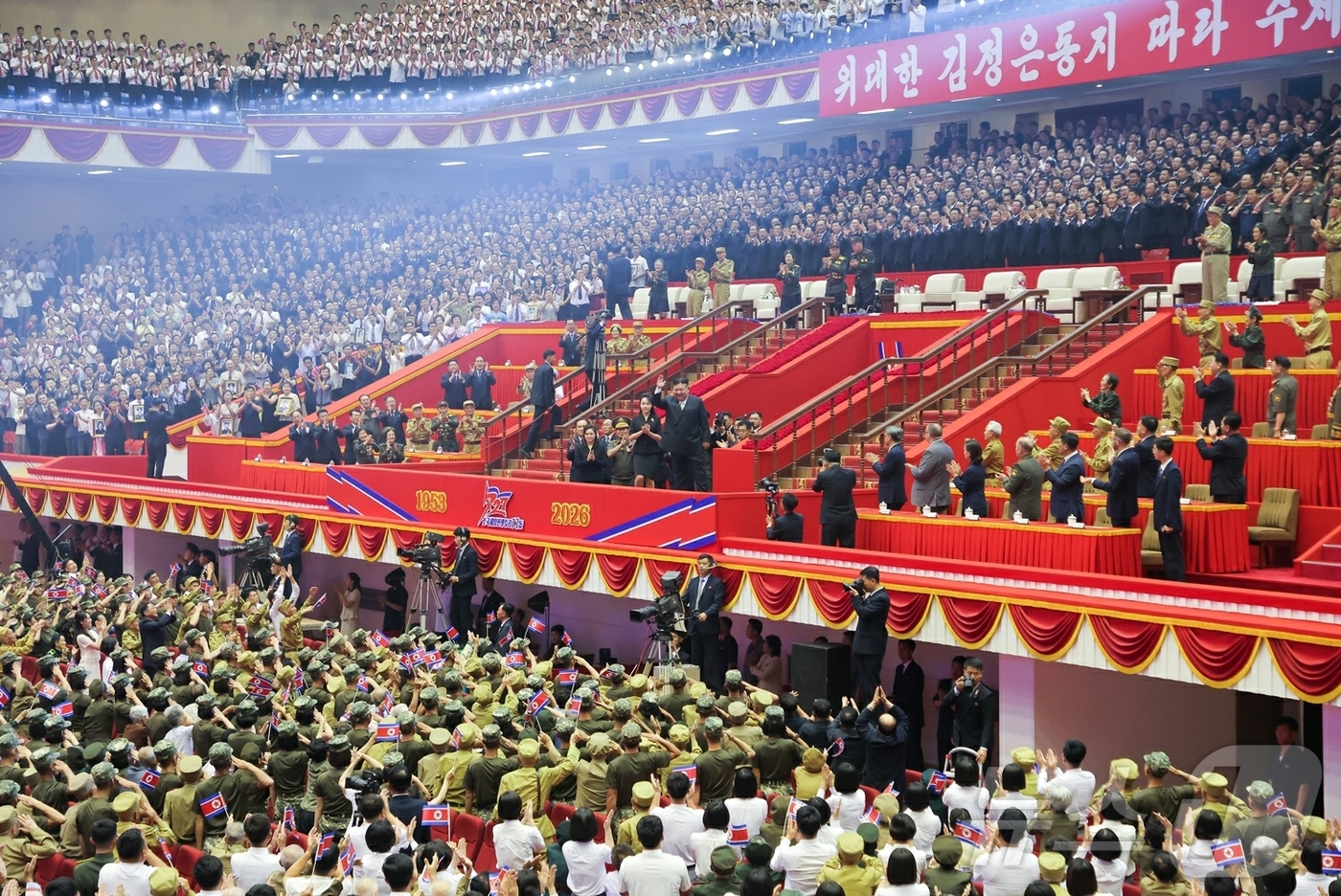 (평양 노동신문=뉴스1) = 북한 노동당 기관지 노동신문은 28일 김정은 노동당 총비서가 전날 평양에서 열린 조국해방전쟁(한국전쟁) 승리 73주년 기념공연을 전쟁노병·전시공로자들과 …