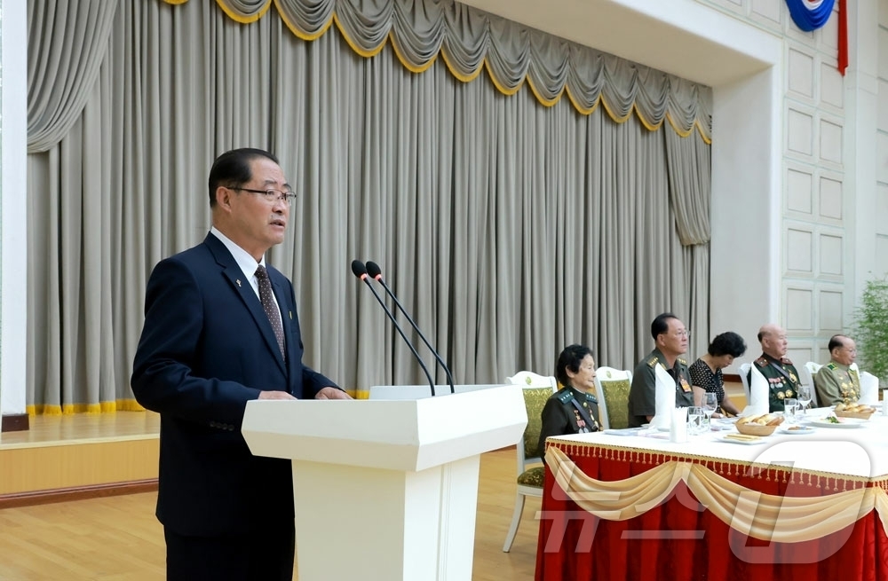(평양 노동신문=뉴스1) = 북한 노동당 기관지 노동신문은 28일 '전승절'(한국전쟁 정전협정체결일) 73주년 경축연회가 전날 인민문화궁전과 옥류관에서 진행됐다고 보도했다. 연회에 …
