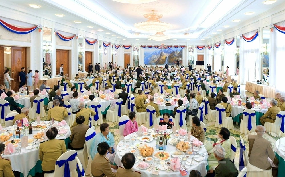 (평양 노동신문=뉴스1) = 북한 노동당 기관지 노동신문은 28일 '전승절'(한국전쟁 정전협정체결일) 73주년 경축연회가 전날 인민문화궁전과 옥류관에서 진행됐다고 보도했다. 사진은 …