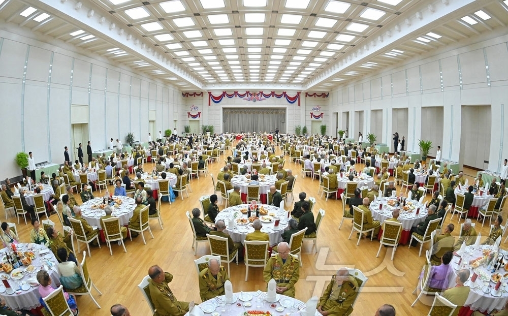 (평양 노동신문=뉴스1) = 북한 노동당 기관지 노동신문은 28일 '전승절'(한국전쟁 정전협정체결일) 73주년 경축연회가 전날 인민문화궁전과 옥류관에서 진행됐다고 보도했다. 사진은 …