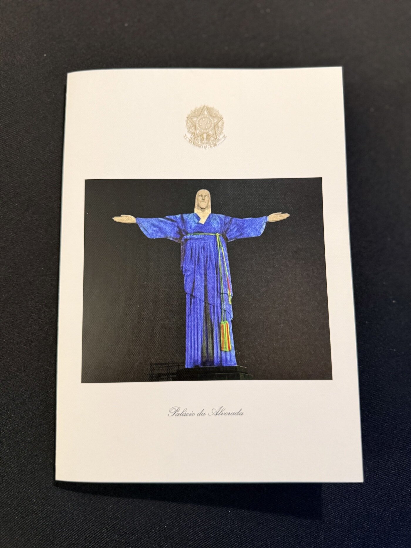 본문 이미지 - 진주실크 홍보대사인 이진희 디자이너가 리우데자네이루 거대예수상을 활용한 '구세주 그리스도상 한복 미디어 파사드' 작품. (청와대 제공)