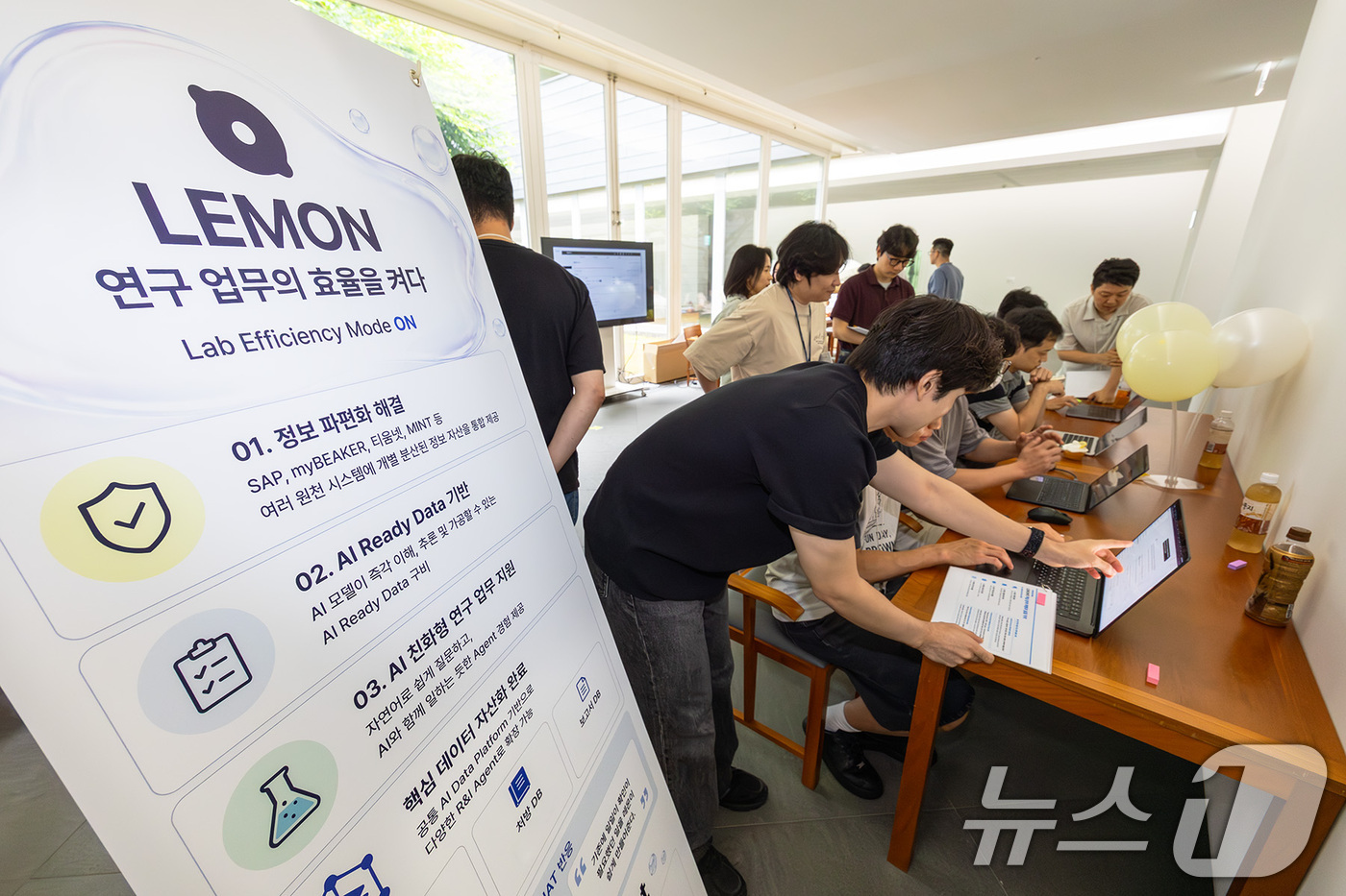 (서울=뉴스1) = KT가 아모레퍼시픽의 기술연구소 전체 데이터를 통합·재설계하는 ‘데이터 하이웨이(Data Highway)’ 프로젝트를 완료하고, AI 기반 연구개발 혁신을 위한 …