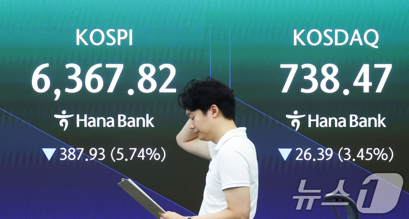 (서울=뉴스1) 이종수 기자 = 28일 오전 서울 중구 하나은행 딜링룸 전광판에 코스피 등 시황이 표시되고 있다. 이날 코스피는 전 거래일에 비해 355.48포인트(-5.26%) …