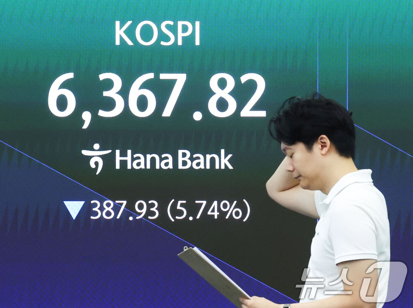 본문 이미지 - 28일 오전 서울 중구 하나은행 딜링룸 전광판에 코스피 등 시황이 표시되고 있다. 이날 코스피는 전 거래일에 비해 355.48포인트(-5.26%) 하락한 6400.27에 개장했다. 2026.7.28 ⓒ 뉴스1 이종수 기자