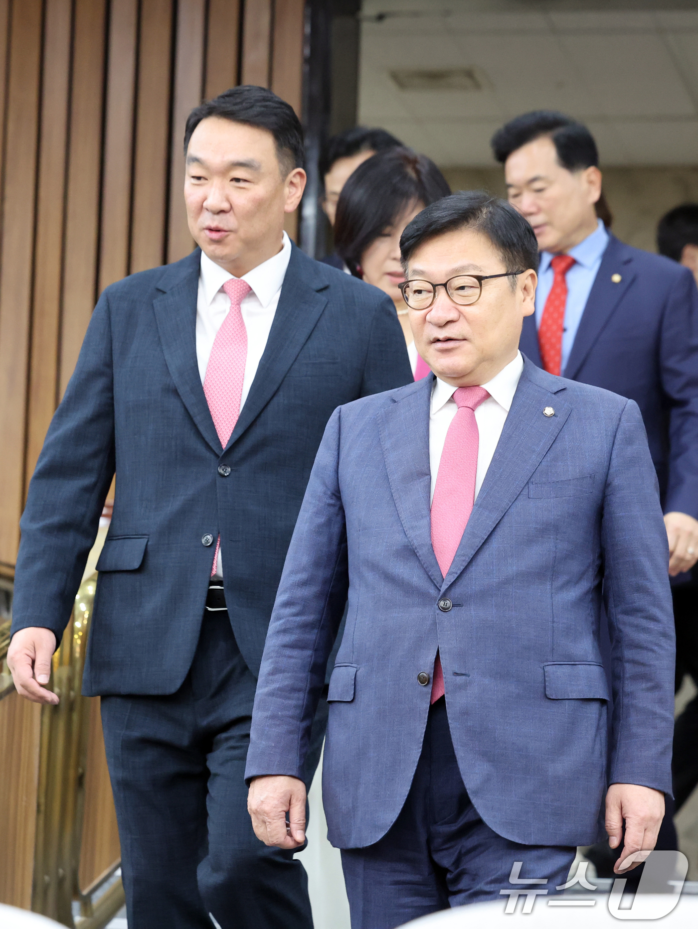 (서울=뉴스1) 황기선 기자 = 국민의힘 정점식 원내대표와 정희용 사무총장이 28일 오전 서울 여의도 국회에서 열린 원내대책회의에 참석하고 있다.  2026.7.28/뉴스1