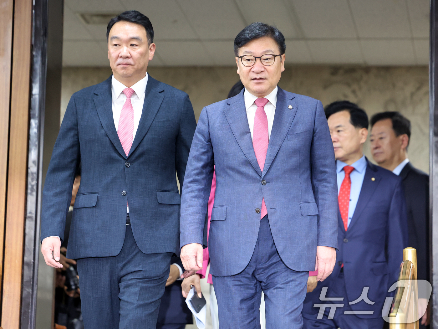 (서울=뉴스1) 황기선 기자 = 국민의힘 정점식 원내대표와 정희용 사무총장이 28일 오전 서울 여의도 국회에서 열린 원내대책회의에 참석하고 있다.  2026.7.28/뉴스1