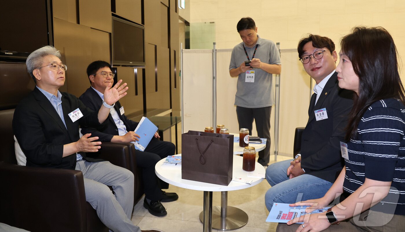 본문 이미지 - 이영섭 뉴스1 대표이사가 28일 서울 종로구 SC제일은행 본사 대강당에서 열린 '2026 뉴스1 대학생 미래캠프'에 앞서 모경종 더불어민주당 의원, 최성희 토스인컴 대표와 환담하고 있다. 2026.7.28 ⓒ 뉴스1 김성진 기자