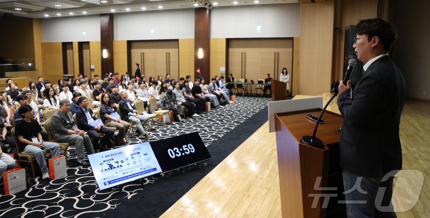 본문 이미지 - 모경종 더불어민주당 의원이 28일 서울 종로구 SC제일은행 본사 대강당에서 열린 '2026 뉴스1 대학생 미래캠프'에서 특별 강연을 하고 있다. 2026.7.28 ⓒ 뉴스1 김성진 기자