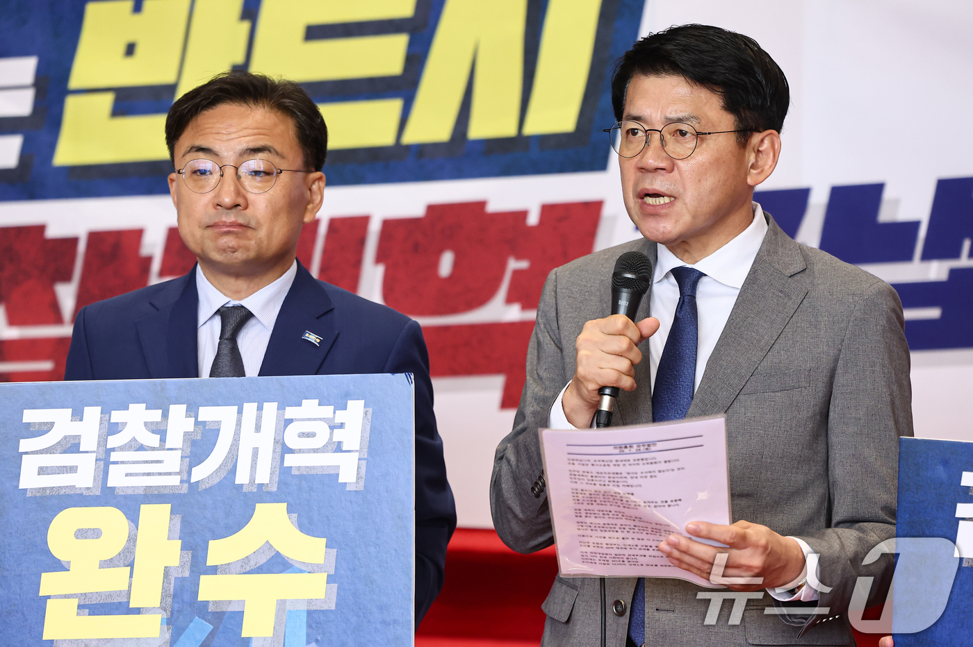 (서울=뉴스1) 김도우 기자 = 김준형 조국혁신당 원내대표가 28일 서울 여의도 국회에서 열린 의원총회에 참석해 모두발언하고 있다. 2026.7.28/뉴스1