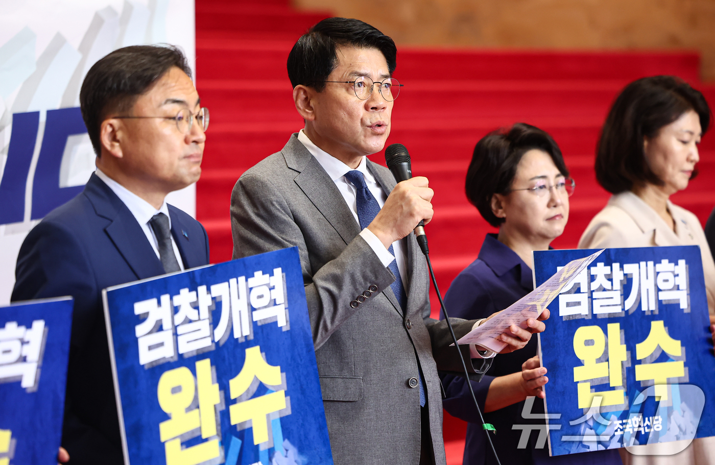 (서울=뉴스1) 김도우 기자 = 김준형 조국혁신당 원내대표가 28일 서울 여의도 국회에서 열린 의원총회에 참석해 모두발언하고 있다. 2026.7.28/뉴스1