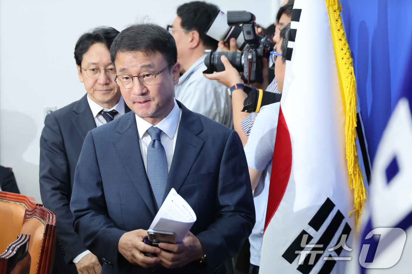 (서울=뉴스1) 신웅수 기자 = 한병도 더불어민주당 대표 직무대행 겸 원내대표가 28일 서울 여의도 국회에서 열린 원내대책회의에 참석하고 있다. 2026.7.28/뉴스1
